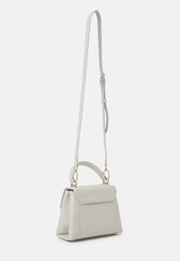 Jasnoszara torebka o sztywnym kształcie, teksturowanej powierzchni, z górnym uchwytem i odpinanym paskiem na ramię. Posiada przednią kieszeń oraz złote akcesoria.