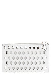 Valkoinen nahkainen clutch, jossa on reikäkuvio. Varustettu ylhäältä avautuvalla vetoketjulla ja ohuella nahkaiset vetotabilla. Tasainen muoto ja sileä pinta.