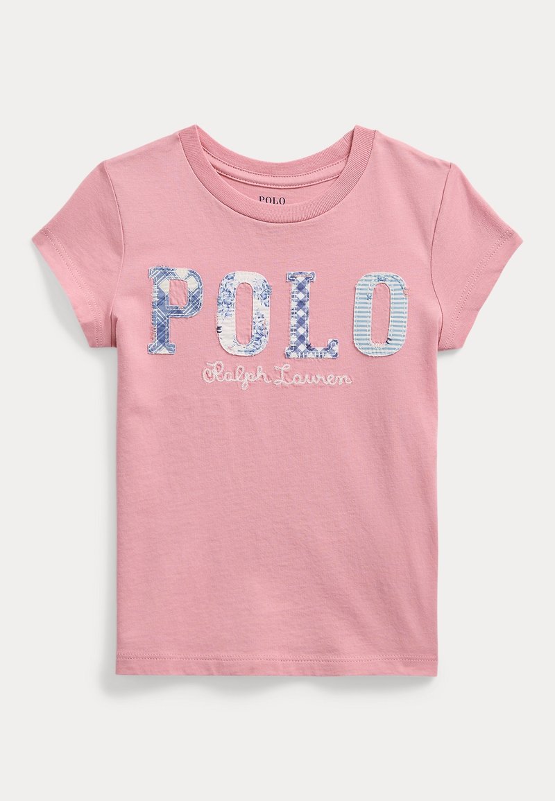 Vaaleanpunainen lyhythihainen t-paita, jossa on 'POLO' monivärisillä kukka- ja ruutukuvioilla, ja alla kirjailtu 'Ralph Lauren'.