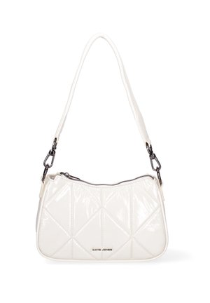Borsa in pelle sintetica bianca con motivo a rombi, chiusura con zip superiore e tracolla regolabile con dettagli in metallo argentato.