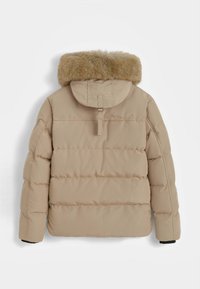 Veste matelassée beige avec matelassage horizontal, capuche attachée et bordure en fausse fourrure marron le long du bord de la capuche, vue de dos.