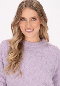 Maglione a maglia lila con motivo a trecce, scollatura rotonda e maniche lunghe; texture morbida e dettagli a coste sul collo.