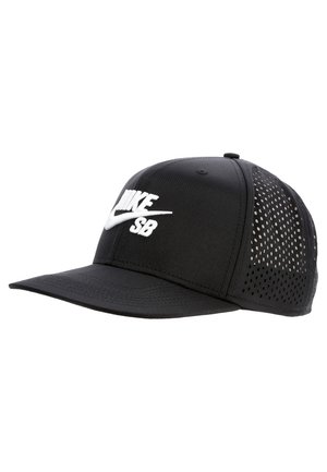 Černá baseballová čepice Nike SB s bílou výšivkou loga, pevnými předními panely a perforovanými síťovanými zadními panely pro ventilaci.