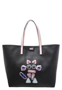 Svart tygväska med ljusrosa handtag och färgglada geometriska former som bildar ett ansiktsmönster på framsidan, varumärkeslogotypen ovanför i mitten.