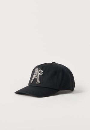 Casquette de baseball noire avec le logo "A's" en contour blanc sur le devant, affichée sur un fond gris clair uni.