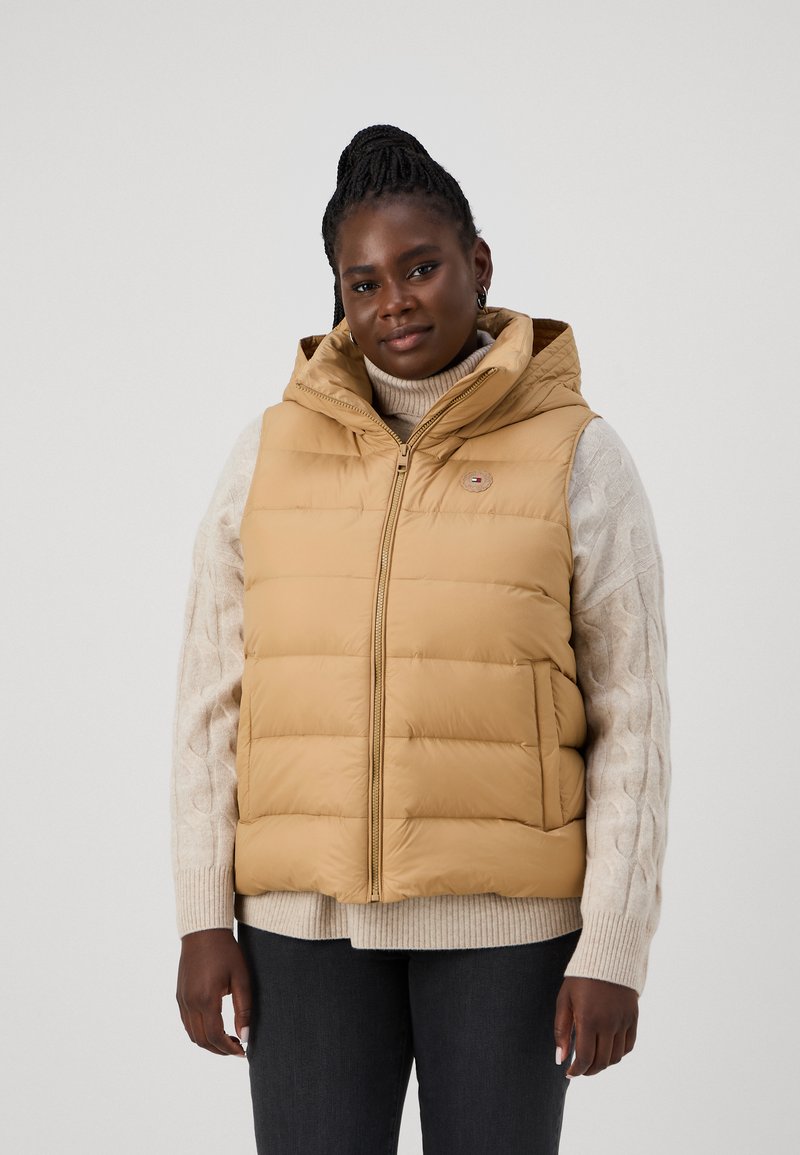 Tommy Hilfiger Curve CASUAL HOOD  - Waistcoat - classic khaki