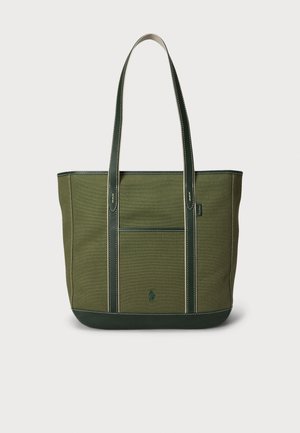 Zelena platnena torba s dvije duge ručke, pravokutnog oblika, s prednjim džepom, kontrastnim šavovima i malim logotipom sprijeda.