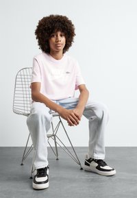 Nike SB TEE LOGO UNISEX - Triko s potiskem - pink foam