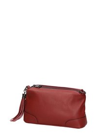 Borsa a pochette in pelle rossa con finitura testurizzata, chiusura con zip e accentuazione con frangia. Presenta una forma rettangolare con angoli arrotondati.