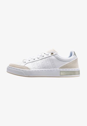 White sneaker with perforated design, suede accents in light beige, rubber sole, flat laces, and a metallic strip on the heel.