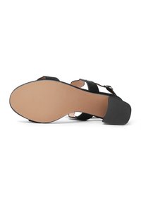 Sandalo con tacco nero dalla finitura scamosciata, caratterizzato da due cinturini regolabili, una soletta imbottita e una suola in gomma per una migliore aderenza.