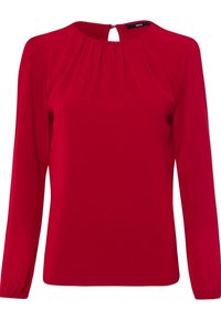 Blouse rouge à manches longues en tissu lisse. Caractéristiques d'un col rond, d'un détail plissé à l'avant et d'une petite ouverture en forme de serrure à l'arrière.
