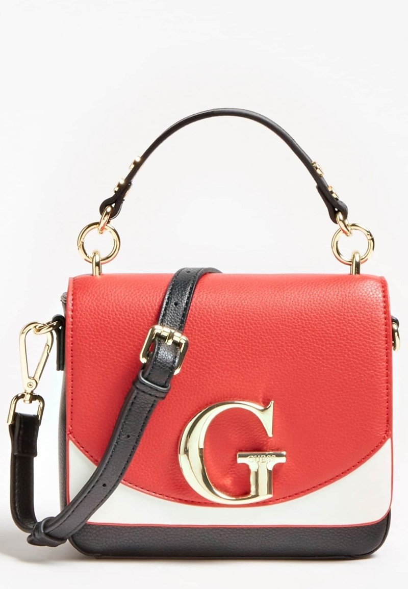 Sac à main en cuir rouge avec une forme structurée, présentant des accents noirs, un logo doré "G" et une bandoulière amovible. Fini texturé.