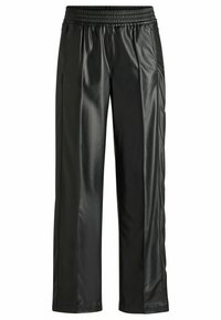 Zwarte kunststof leren broek met een elastische tailleband, recht gesneden pijpen en zijzakken. Glad textuur met een subtiele glans.