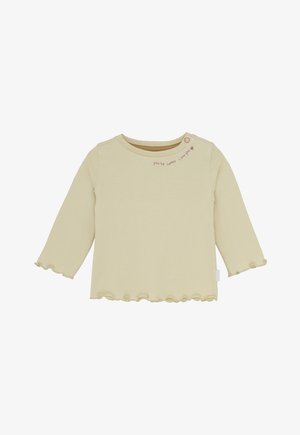 Beige baby langarm shirt met gerimpelde randen, een knoop op de schouder en de tekst "je bent lief, ik hou van jou" met een hart.