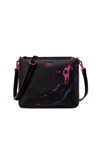 Černá kožená taška přes rameno s abstraktním designem v růžové a modré barvě s rozstřikem barvy, nastavitelným popruhem a výrazným logem.