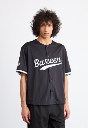 Zwarte mesh honkbaltrui met witte "Bareen" tekst en gebogen accent, met zwart-witte gestreepte mouwen. Voorzien van een knoopsluiting aan de voorkant.
