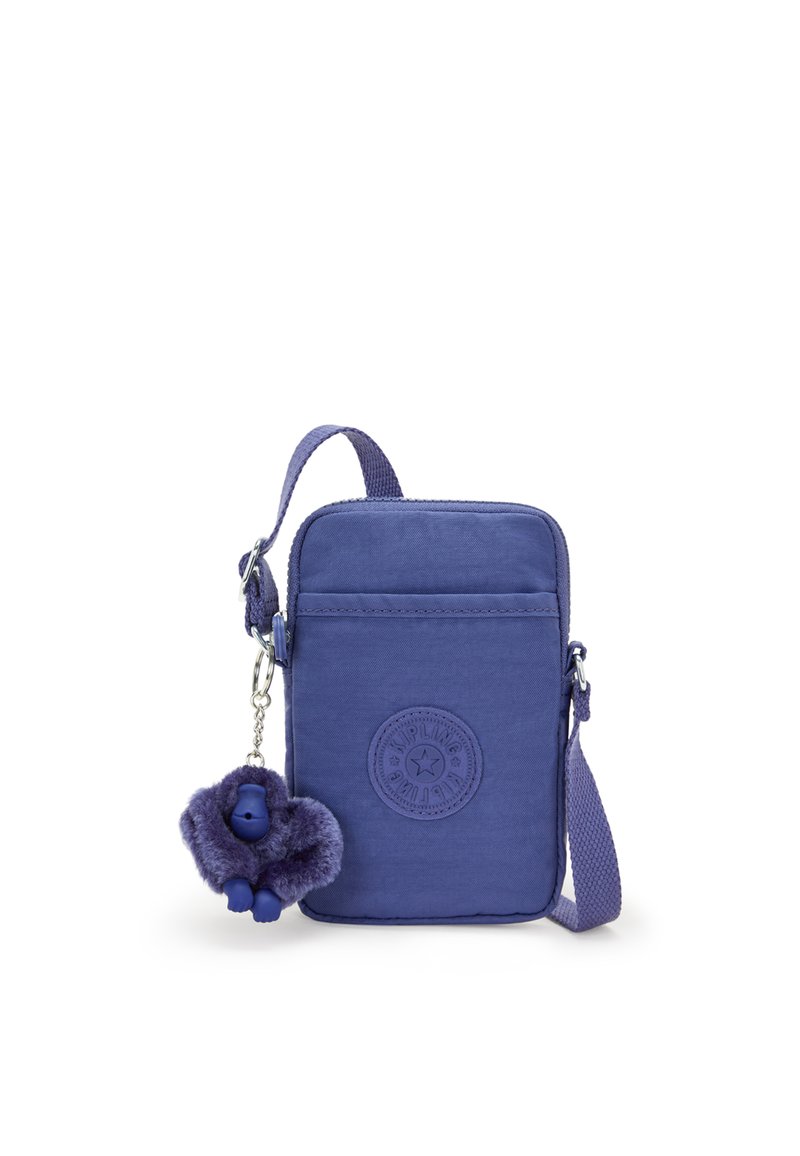 Borsa di stoffa viola di forma rettangolare, con una tasca frontale, tracolla regolabile e un portachiavi a forma di scimmietta pelosa attaccato.