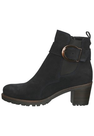 Bottine en daim noir avec talon bloc, panneau élastique latéral, sangle décorative et large boucle métallique.