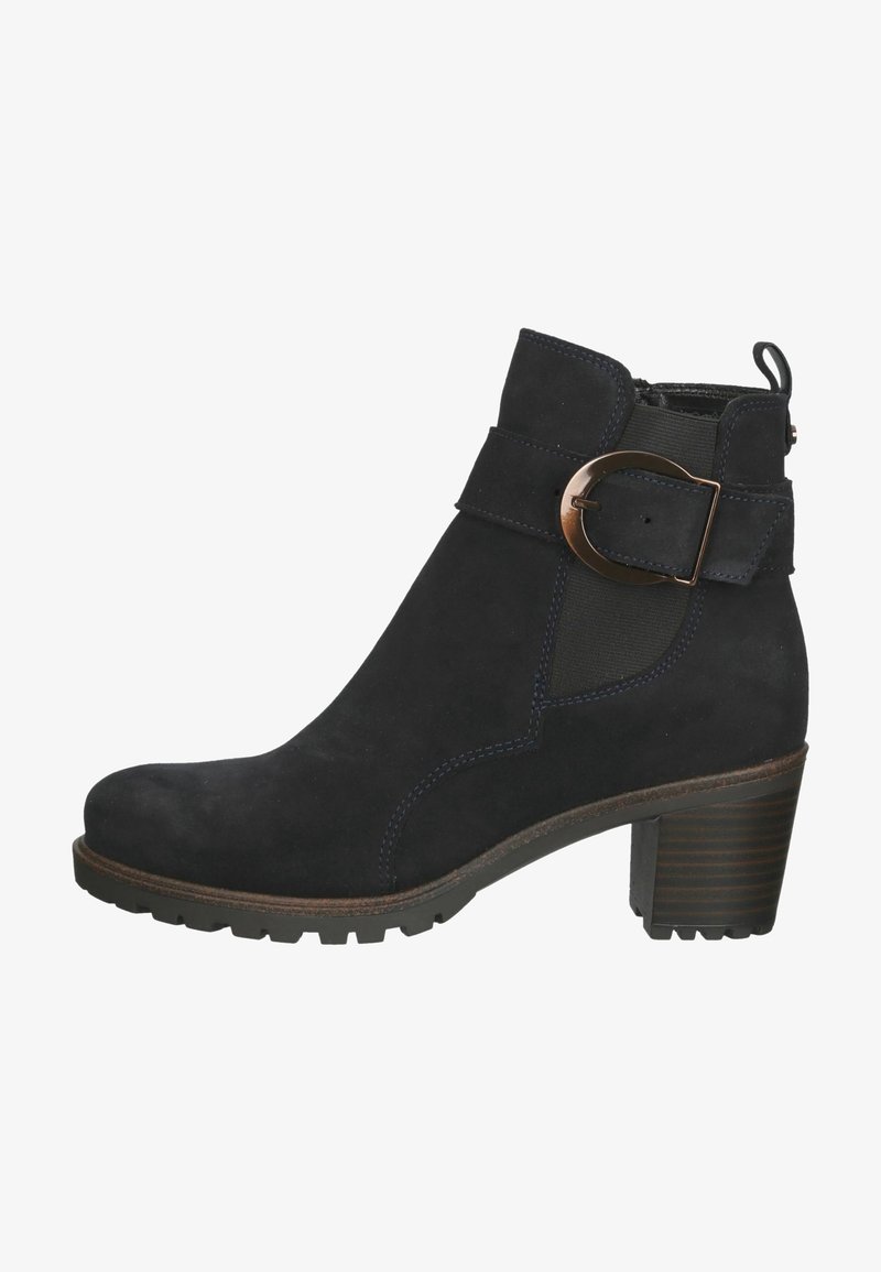 Bottine en daim noir avec talon bloc, panneau élastique latéral, sangle décorative et large boucle métallique.