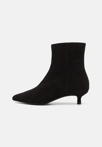 Botine negre din piele velur, cu vârf ascuțit, toc de înălțime medie și o textură netedă. Designul este elegant, cu accente minimaliste.