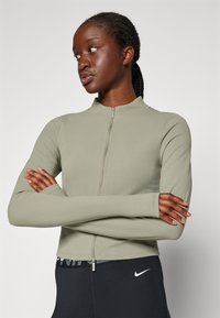Nike Performance ZENVY - Chaqueta de entrenamiento - light army/white