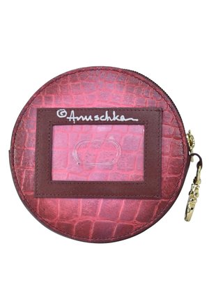 Ronde portemonnee in roze kroko-embossed leer met een bruine leren accent en ID-venster. Kenmerkt een gouden rits en een sleutelhanger bevestiging.