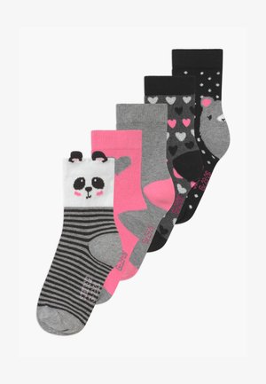 Fünf Paare bunter Socken: ein Panda-Design, pink, grau und schwarz mit Herzmustern sowie mit Punkten. Verschiedene Texturen und Höhen.