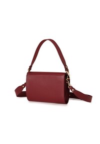 Bordeaux läder crossbody-väska med en strukturerad form, detaljer i guld och ett avtagbart band för justerbar längd.