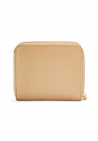 Beżowy skórzany portfel o teksturze ziarna z złotym zamkiem błyskawicznym okalającym trzy boki, widoczny zamknięty na białym tle.