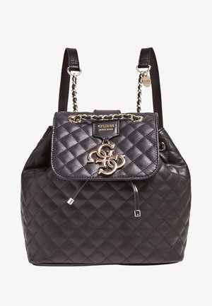 Czarny pikowany plecak wykonany z skóry syntetycznej, z łańcuszkowym paskiem oraz akcentem logo w złotym kolorze na przedniej klapie.