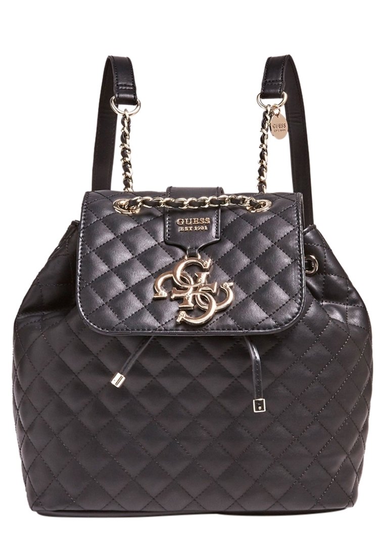 Czarny pikowany plecak wykonany z skóry syntetycznej, z łańcuszkowym paskiem oraz akcentem logo w złotym kolorze na przedniej klapie.