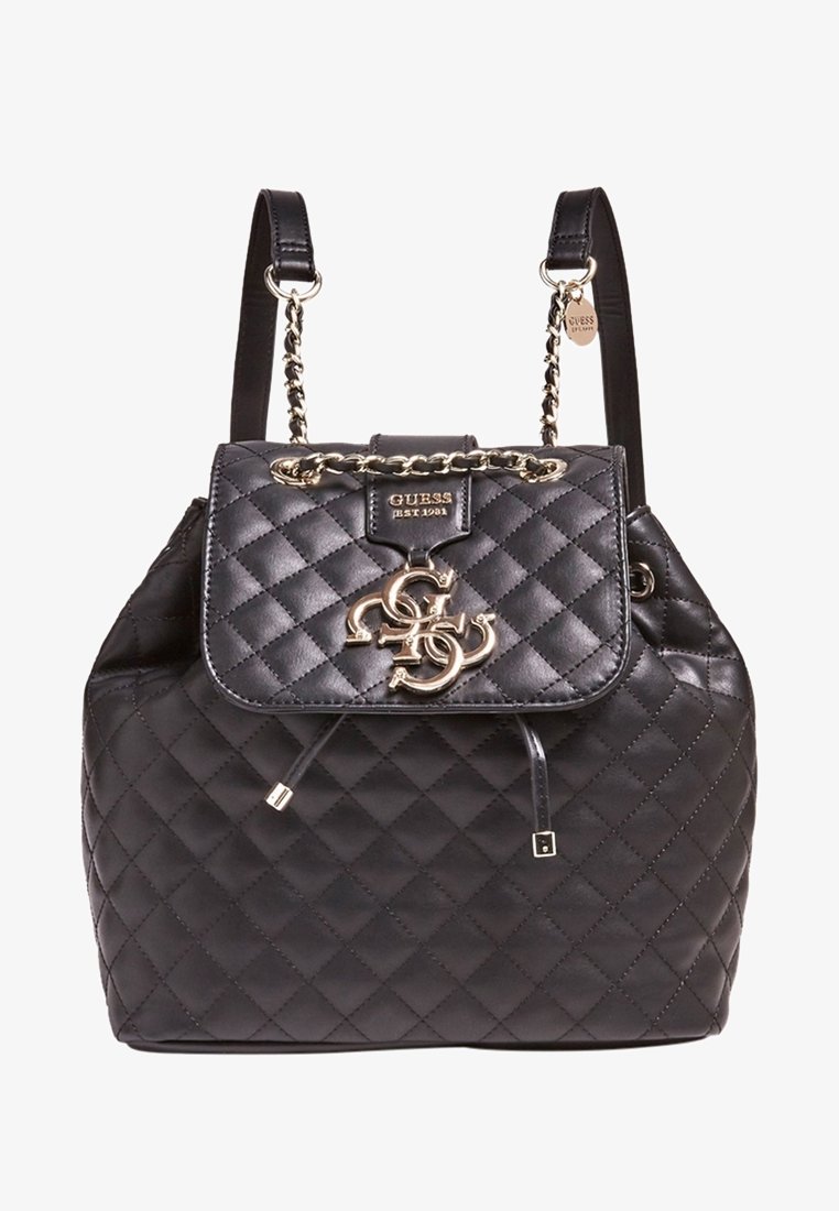 Czarny pikowany plecak wykonany z skóry syntetycznej, z łańcuszkowym paskiem oraz akcentem logo w złotym kolorze na przedniej klapie.