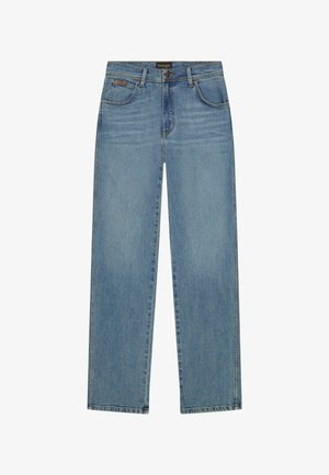 Jeans Wrangler azzurri a gamba dritta con cinque tasche, passanti per cintura e chiusura frontale con bottoni, mostrati su sfondo bianco.