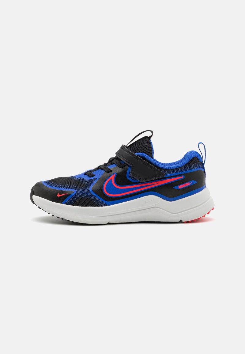 Chaussure de sport noire et bleue avec dessus en maille, accents rouges, sangle réglable et semelle blanche avec motif de grip texturé.