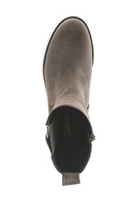 Bottine en suède marron avec un bout arrondi et une fermeture éclair sur le côté. Elle dispose d'un petit talon et d'une doublure en tissu avec une poignée en boucle à l'arrière.