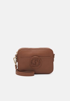 Borsa a tracolla in pelle marrone con chiusura a zip, caratterizzata da un accento con logo circolare, tracolla regolabile e superficie testurizzata.