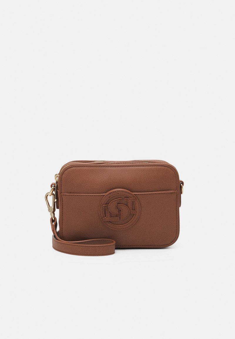 Brązowa skórzana torba na ramię z zamkiem błyskawicznym, z okrągłym akcentem logo, regulowanym paskiem i teksturowaną powierzchnią.