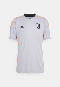 Jasnoszary sportowy jersey z krótkimi rękawami, czarnymi akcentami i pomarańczowymi paskami. Posiada logo adidas oraz czarny emblemat Juventusu.