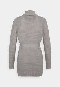 Grå långärmad kofta med hög krage, ribbad struktur och bälte i midjan; har horisontella ränder och en avslappnad passform.