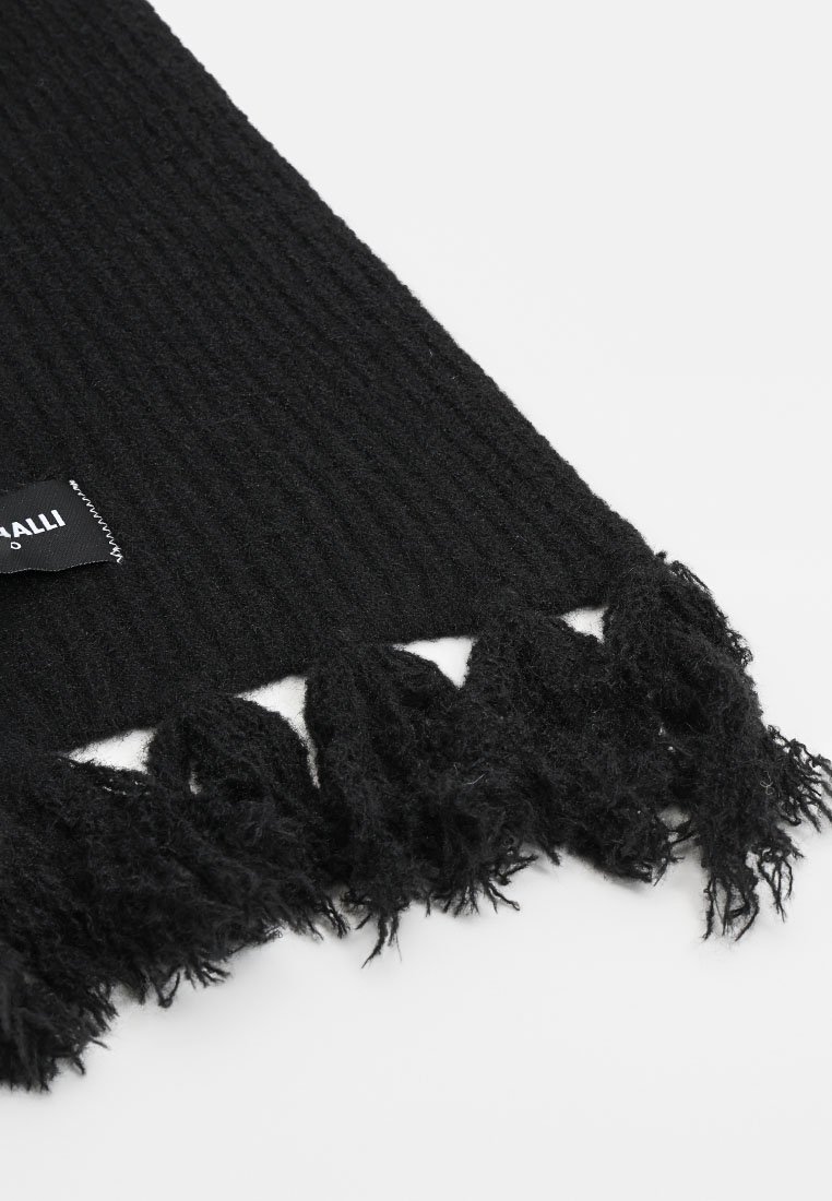 Sciarpa nera a maglia con una texture a coste e bordi frangiati. Include una piccola etichetta che mostra il nome del marchio sul lato.