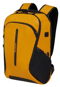 Zaino giallo e nero con una texture liscia, numerosi scomparti, spallacci imbottiti e un design elegante. Presenta un logo sul lato.