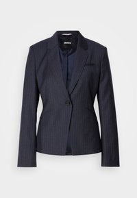 Tmavě námořnický blazer s pruhy, s jedním knoflíkem, klopami a dvěma předními kapsami. Hladká podšívka je viditelná.