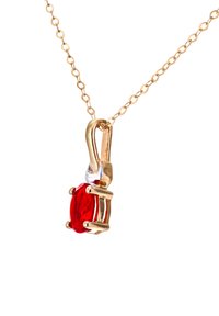 Guld halskæde med en rød oval gem pendant, der har en kloindstilling og et enkelt kædedesign. Klar baggrund forbedrer synligheden.
