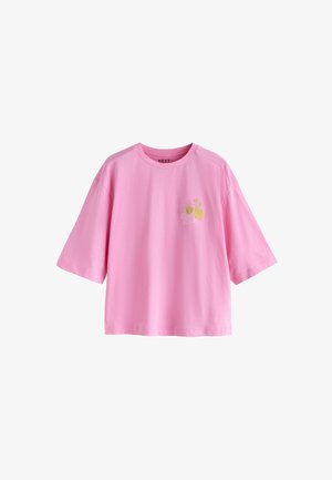 Rózsaszín rövid ujjú pamut póló. Bal mellrészen sárga hímzett virágmintával. Kerek nyakkivágás és lazább fazon.