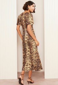 Friends Like These REGULAR FIT RUCHED FRONT MIDI - Jerseykleid - brown