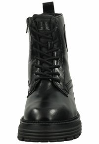 Botas de cuero negras hasta el tobillo con punta redonda, que presentan cordones, un cierre lateral y un diseño texturizado en la lengüeta y el talón.