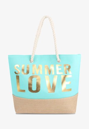 Tote-Tasche mit einem hellblauen Canvas-Körper, goldfarbigem "SUMMER LOVE"-Text und einem Boden aus naturfarbenem Jute. Verfügt über gedrehte Seilgriffe.