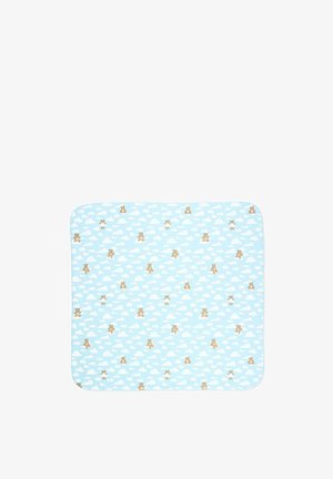 Blauw babydekentje met witte wolken en kleine bruine teddyberen verspreid over het oppervlak.