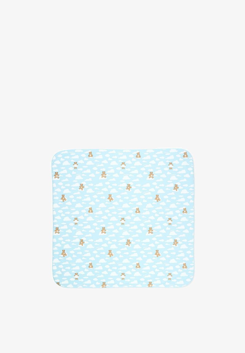 Niebieski kocyk dziecięcy z białymi chmurkami i małymi brązowymi pluszowymi misiami rozproszonymi po powierzchni.